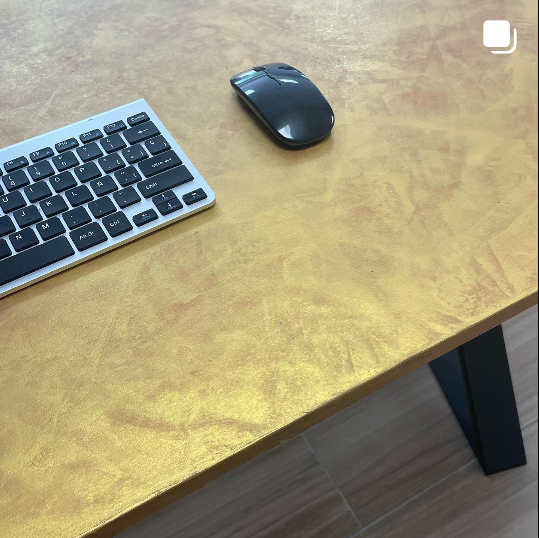 メタリックを塗布した家具